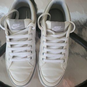 Nike Women's Capri III LTH White/Metallic Sneaker Shoes Size 7 US 579619-103